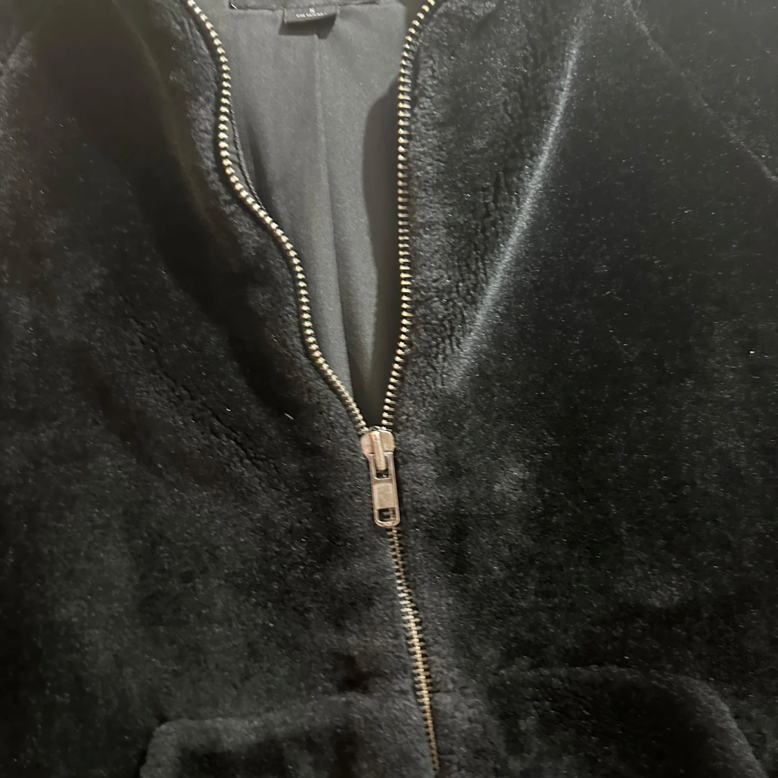 Svart teddyjacka med huva och dragkedja