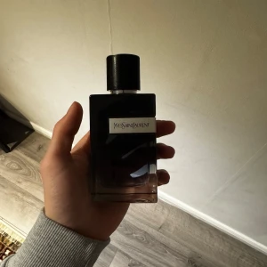 Yves Saint Laurent EdP 100ml  - 100ml. Köpt för 1550kr. Använt kanske 5-10 sprut. Kartongen finns inte kvar!!