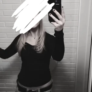 Svart långärmad topp från Frakment - En svart långärmad topp från Frakment med v-ringad hals. Använd fåtal gånger!