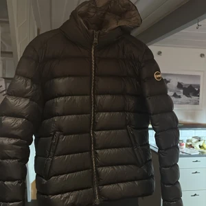 Svart Colmar  - Snygg svart pufferjacka från Colmar, tycker om den väldigt mycket men tyvärr har den inte kommit till användning på senaste så väljer att sälja den😇