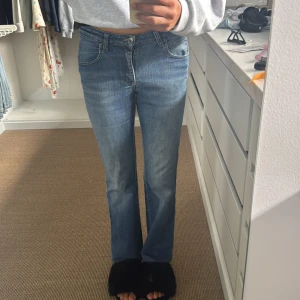 Armani jeans - Säljer dessa skitsnygga armanijeans då de tyvärr är förkorta för mig som är 175 cm. Jättefint skick, inga defekter❣️