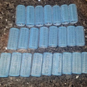 Papiljotter  - Set med blå självgreppande hårspolar, perfekta för att skapa volym och lockar utan värme. Spolarna har aldrig kommit till användning. Passar alla hårtyper och är enkla att använda. Säljs i ett större antal för flexibel styling. 