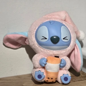 Stitchfufu - Helt ny! Kommer UTAN kort och box. Öppnad i botten (tejpar det sen) så att man fortfarande kan "dra" upp den som en överraskning.  Har ett liiiitet hål på ena örat därav något lägre pris!