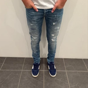 Dondup Jeans - Dondup Jeans! Trendigaste jeansen på marknaden.  Skick= 9,5/10 Ny pris= 4000 kr Säljs för= 950 kr (Modellen har original slitningar från fabrik vilket är väldigt eftertraktat och populärt) slim fit modell 