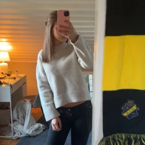 Begie stickad tröja från H&M  - Supermysig begie stickad tröja från H&M i ull- och kashmirblandning. Tröjan har en klassisk rund halsringning, ribbade muddar och lång ärm. Perfekt för lager på lager under kyliga dagar. Kostar nog runt 800 nu eftersom de ull- Kashmir