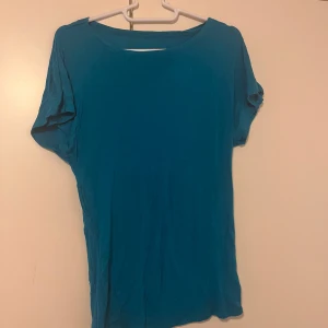T-paita S - Sininen t-paita. Vyötäröllä vyölle soljet. Koko S. Kaikai n 32-53cm. Eläintalous MMM, lisätietoja saa kysymällä  Katsothan myös muut ilmoitukseni Tarjoa 