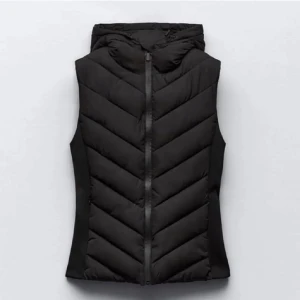 Zara väst  - Säljer nu min zara väst i storlek S. Västen är i väldigt bra skick och inga tecken på användning. Säljer den på grund av att den ej kommer till användning längre. Går bra att skriva vid frågor eller om fler bilder önskas. 