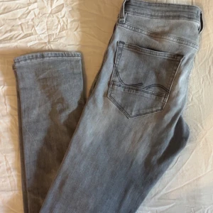 Gråa slim jeans  - Slim jeans - gråa - slim Glenn - Storlek: W28 L32 - Mycket bra skick - Nypris: 799kr - Mitt pris: 249kr - hör av dig vid funderingar 💫