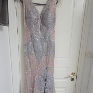 Glittrig långklänning med silverpaljetter - Använda endast i gång i några timmar.. är i jätte bra skick.