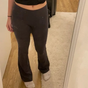 Mörkgrå bootcut mjukisbyxor - Mörkgråa yogapants från ginatricot