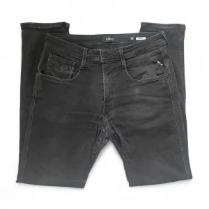 Svarta Replay Anbass jeans - Svarta jeans från Replay modell Anbass | skick 8/10 inga defekter | storlek 33/32 | pris kan diskuteras vid snabb affär!