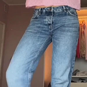 Baggy jenas - Mörk blåa Baggy jeans från Zara som passar prefekt nu till hösten! Helt oanvända med prislappen kvar, nypris 599kr❤️ De passar M/S. Jag har storlek S och på bilden ser ni hur de sitter på mej!❤️ Är i storlek M, men skulle säga de passar S mer!