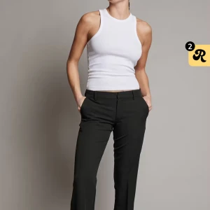 Svarta lågmidjade kostymbyxor  - Svarta lågmidjade kostymbyxor från bikbok, inga tydliga tecken på användning.