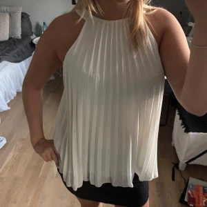 Topp - Fin vit topp från hm, använd 1 gång!💗