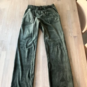 Tre par mjukisbyxor med raka ben - Pris går och diskutera. Säljer tre par juciy i grönt, brunt och grått. Perfekta för chill dagar eller när du vill vara bekväm. Materialet är mjukt och stretchigt för extra komfort. Har även en tröja i brunt i storlek S, som kan skickas i set