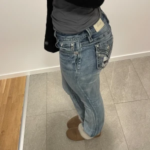 Miss Me ljusblå bootcut jeans - Säljer ett par ljusblå jeans från Miss me. De är lågmidjade och bootcut. Nypris=1200kr och de säljs inte mer där av är priset lite högre. Säljer pågrund av att jag nästan aldrig använder de.