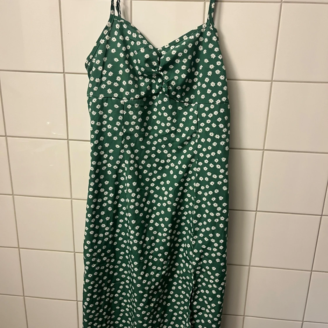 Grön blommig långklänning