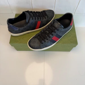 Gucci ace  - Svarta Gucci ace skor. Eu 42. Bra skick. Inget og medkommer!! Bara att höra av sig till osss vid minsta fundering😁