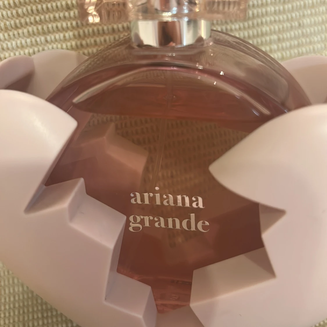 ariana grande parfym  - 2