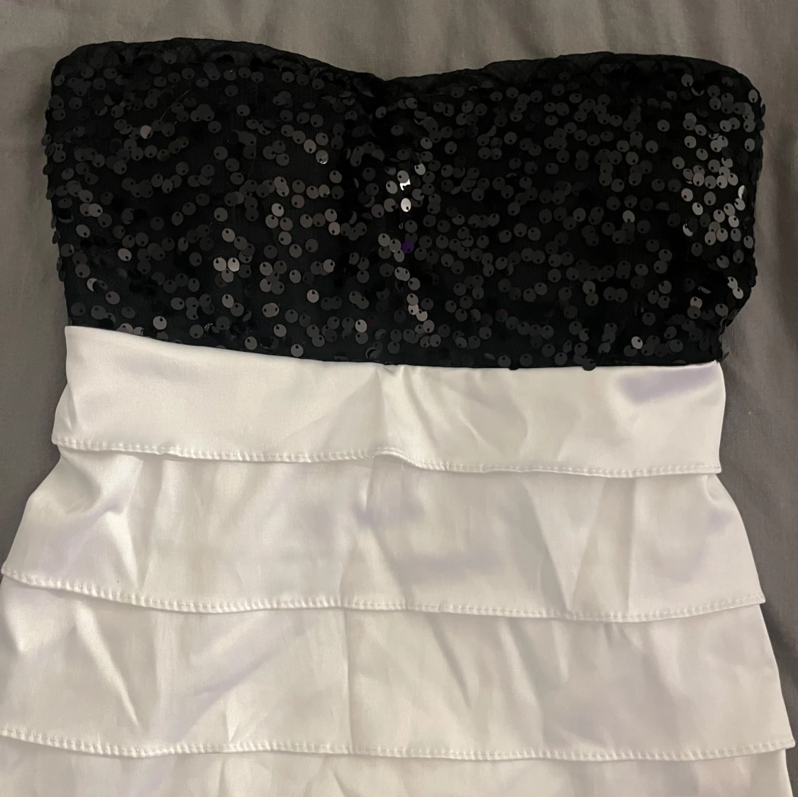 Svartvit axelbandslös paljettklänning - 1