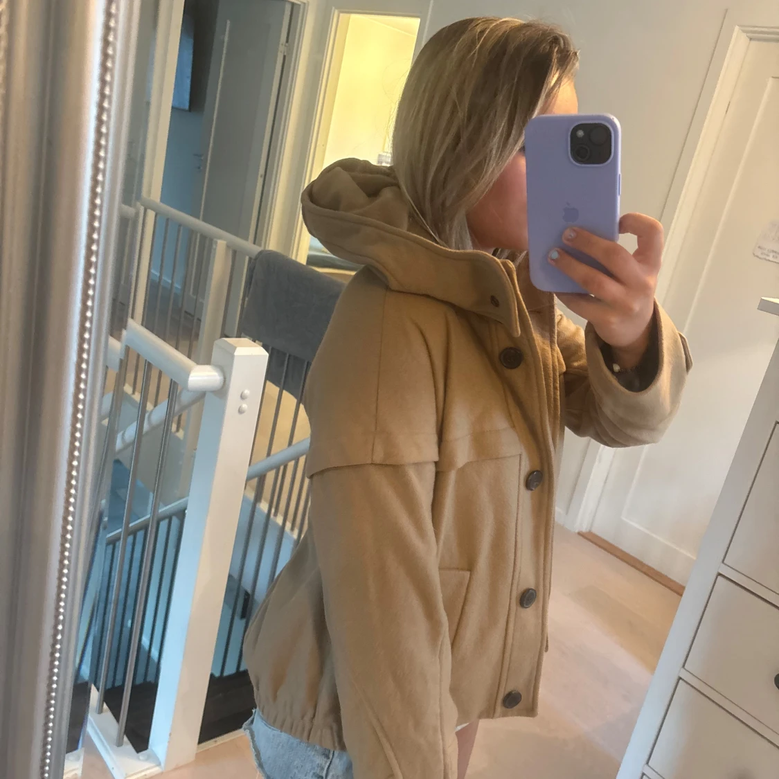 Beige jacka med huva och knappar - 1