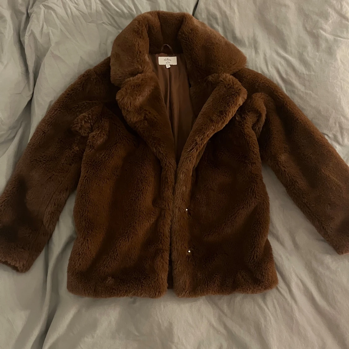 Brun pälsjacka från NA-KD 