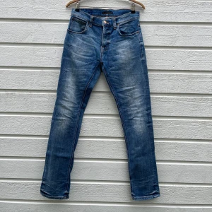Nudie Jeans Grim Tim 30/32 - Hej! Säljer nu mina Nudie jeans i den populäraste modellen Grim Tim, med passformen slim fit. De är i toppen skick, och har en sjukt snygg tvätt. Faded Ash. De är i storlek W30 L32. Ordinarie pris: 1600 kr. Hör av dig om du har några frågor! 