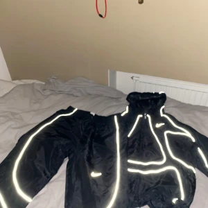 Nike X Corteiz NRG Black - Skitsnygg Nike byxor som aldrig har kommit till användning, anledning är förr stor, dem är också reflektiva och kan användas till allt