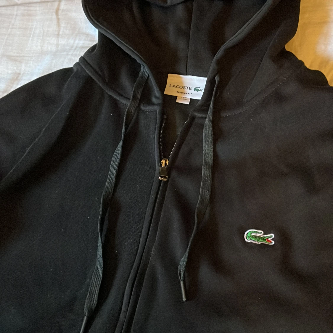 Svart hoodie från Lacoste med dragkedja - 2