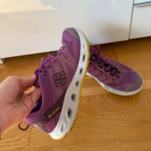 Columbia Träningsskor Lila Storlek 38 - Columbia Träningsskor Lila Storlek 38  •Bekväma träningsskor från Columbia i lila färg. •Perfekt för träning eller vardagsbruk. •Mycket bra skick. Väldigt bekväma. •Köpte för 1600 kr.  🚭Djurfritt och rökfritt hem 💛 Se gärna mina andrs annonser samfrakt 