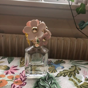 Daisy eau so fresh - Fräsch blommig doft. Se bild för återstående mängd. Har stått några år så hållbarhet och lukt kan vara påverkad men upplever själv att den luktar gott