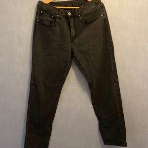 Svarta jeans från Vaillent, storlek M - Svarta jeans från Vaillent med klassisk femficksdesign och raka ben. Jeansen har normal passform och är tillverkade i ett robust bomullsmaterial. Snygga detaljer med svarta sömmar och bälteshällor. Perfekta för dig som gillar en enkel och stilren look.