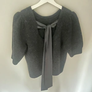 Kortärmad stickad tröja med rosett - Bara använd en gång, säljs inte längre, från Neo noir😇