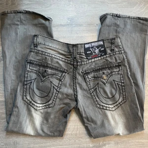 svarta true religion jeans - helt nya true religion jeans, använda tre gånger! midjemått rakt över : 48 cm och innerbenslängd är:83 cm