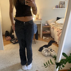 Svarta bootcut jeans - Snygga svarta bootcut jeans med låg midja. Perfekta för en stilren look. Passar bra till både vardag och fest. Från Ginatricot i storlek 36💞priset kan diskuteras vid snabbt köp