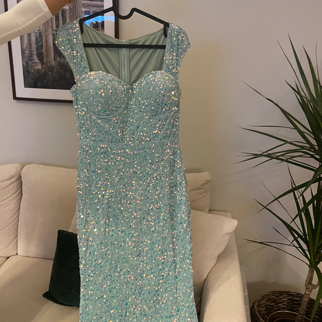 Ljusblå långklänning med paljetter