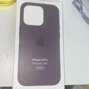 iPhone 14 PRO silicone skal  - Den är aldrig använd utan har bara öppnat den! Köpte den 2 veckor sen! För fler bilder eller frågor skriv bara 🫶🏻