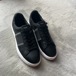 Svarta sneakers från Hackett Sport - Snygga svarta sneakers från Hackett Sport. Storlek 42 och är använda ett fåtal gånger väldigt försiktigt. 