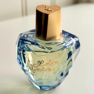 Lolita Lempicka Mon Premier Eau de Parfum 30 ml - Lempicka Mon Premier Eau de Parfum, 30 ml. Enbart testad, kommer i originalförpackningen. Givetvis förvarad mörkt och svalt.
