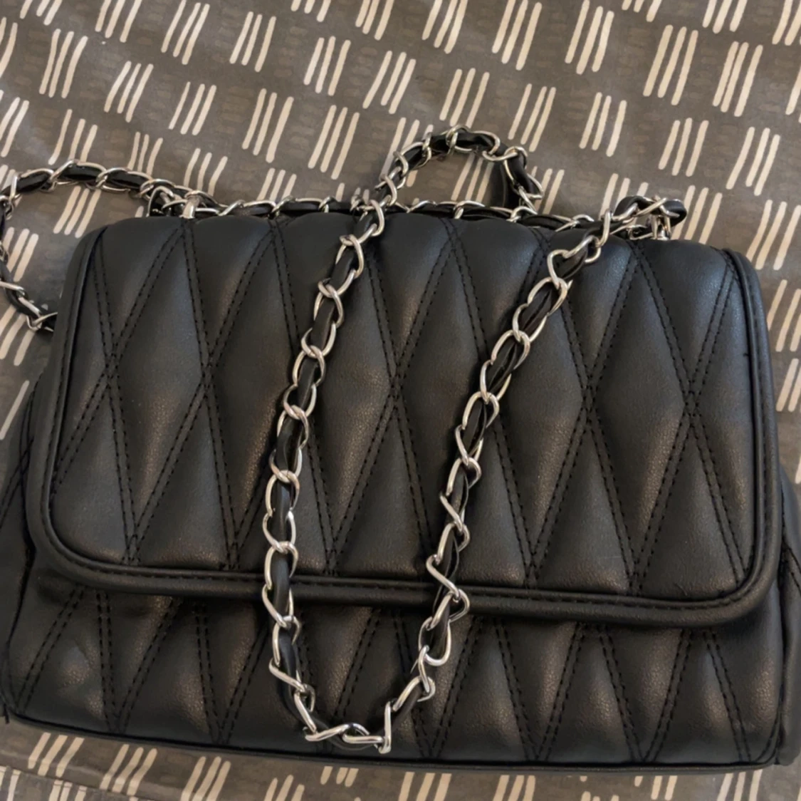 Svart quiltad axelväska med kedja