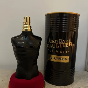 Jean Paul Gaultier Le Parfume  - Stilren och ikonisk parfym i svart och guld design från Jean Paul Gaultier. Perfekt för dig som vill sticka ut med en klassisk och trendig doft. Snygg förpackning som gör sig bra på hyllan. Flaskan är 100 ml det är ungefär 85 ml kvar