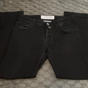 Svarta jeans från Jacob Cohen - Säljer ett par riktigt feta Jacob Cohen jeans! Skick 10/10, inga skador på något sätt! Säljer dessa då de inte passar mig. Nypris: 5000 Kom gärna med prisförslag då jag inte vet vad jag vill sälja dessa för.