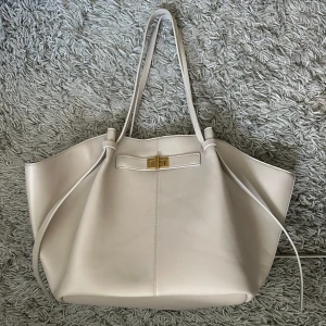 Stor väska ginatricot - Jätte fin ljus beige väska ifrån Gina tricot, passar perfekt till skolan eller jobbet. Använd ca 3 gånger