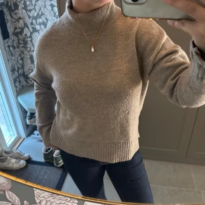 Beige polotröja i ull - Snygg beige stickad polotröja med en guldig tråd i stickningen vilket ger tröjan en så cool detalj😍skriv för fler frågor eller bilder💕