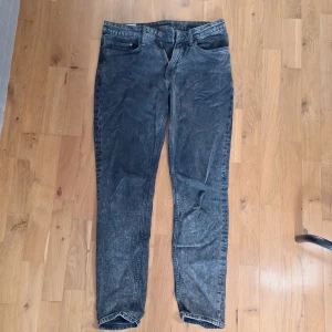 Svarta tapered jeans från H&M - Svarta jeans från H&M i modellen Regular Tapered. Jeansen har klassisk femficksdesign, normal midja och avsmalnande ben. Materialet är denim och färgen är tvättad svart med lite sliten look. Perfekta för en avslappnad och stilren outfit.