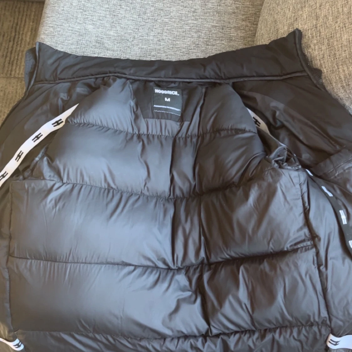 Svart pufferjacka från Hoodrich - 2