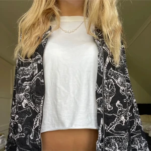 Leopard bomberjacka - Cool bomberjacka med leoparder på. Storlek 36 som motsvarar S. Skriv för egna bilder💕