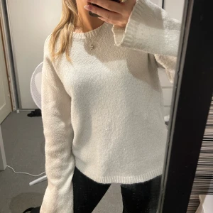 Vit stickad tröja - Säljer denna superfina och mysiga vita stickade tröjan från Bikbok i storlek Xs🤍Varm och perfekt nu inför hösten🥰🍁