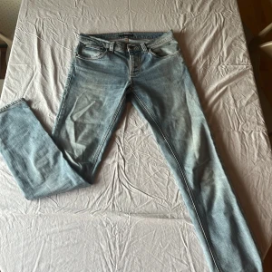 Ljusblå jeans från Nudie Jeans Co - Säljer ett par ljusblå jeans från Nudie Jeans Co i klassisk blå färg. Perfekt passform med rak siluett och normal midja.