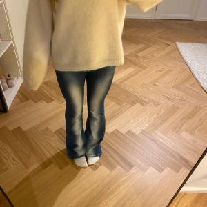 Cheap Monday jeans!💞 - Säljer dessa super coola jeans ifrån Cheap Monday i storlek 28/32😍 Märket är Cheap Monday men de är köpta på Weekday! De är helt slutsålda! De är lågmidjade bootcut i ett super skönt material. De är i super fint skick då jag endast använt dem några få gånger och säljer eftersom de inte kommer till användning!💞